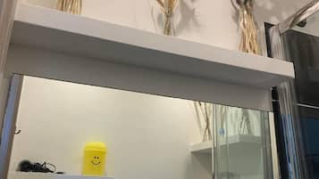 Dusche, Regendusche, kostenlose Toilettenartikel, Haartrockner