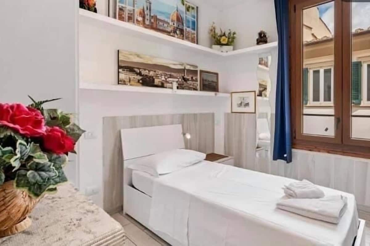 City Single Room | Premium bedding, down duvets, laptop workspace, free WiFi