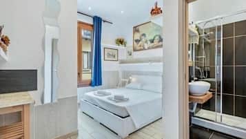 City-Doppel- oder -Zweibettzimmer | Hochwertige Bettwaren, Daunenbettdecken, laptopgeeigneter Arbeitsplatz