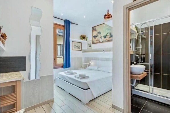 City Double or Twin Room | Premium bedding, down duvets, laptop workspace, free WiFi - Guest house Biffi Simone (Florence)