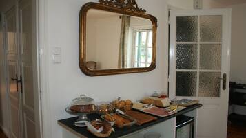 Free daily continental breakfast