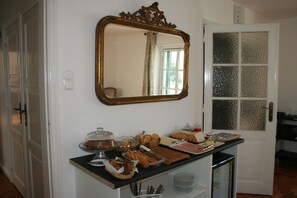 Free daily continental breakfast 
