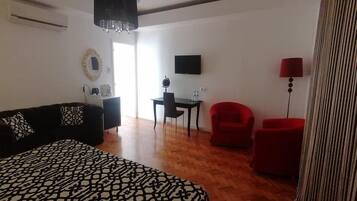 Family Room | Minibar, desk, laptop workspace, free WiFi