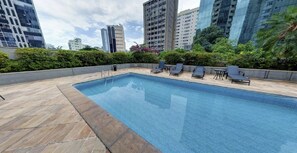 Una piscina al aire libre