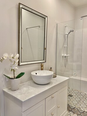 Hair dryer, towels, soap, toilet paper - ✪ Stylish apartment near the beach in the heart of Nice ✪ (Nice)