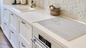 A kitchen with a white countertop, a built-in oven, a sink, and a decorative wall tile backsplash. - ✪ Stylish apartment near the beach in the heart of Nice ✪ (Nice)