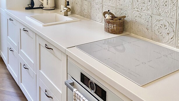A kitchen with a white countertop, a built-in oven, a sink, and a decorative wall tile backsplash. - ✪ Stylish apartment near the beach in the heart of Nice ✪ (Nice)