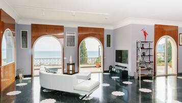 Smart TV, table tennis, books