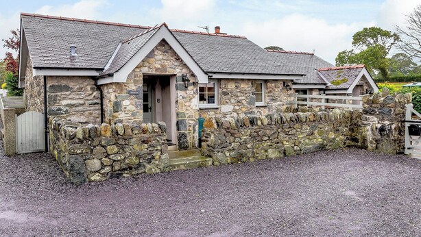 A stone building with a sloped roof and a small entrance. - 2 bedroom accommodation in Caethro, near Caernarfon (Caethro, near Caernarfon)