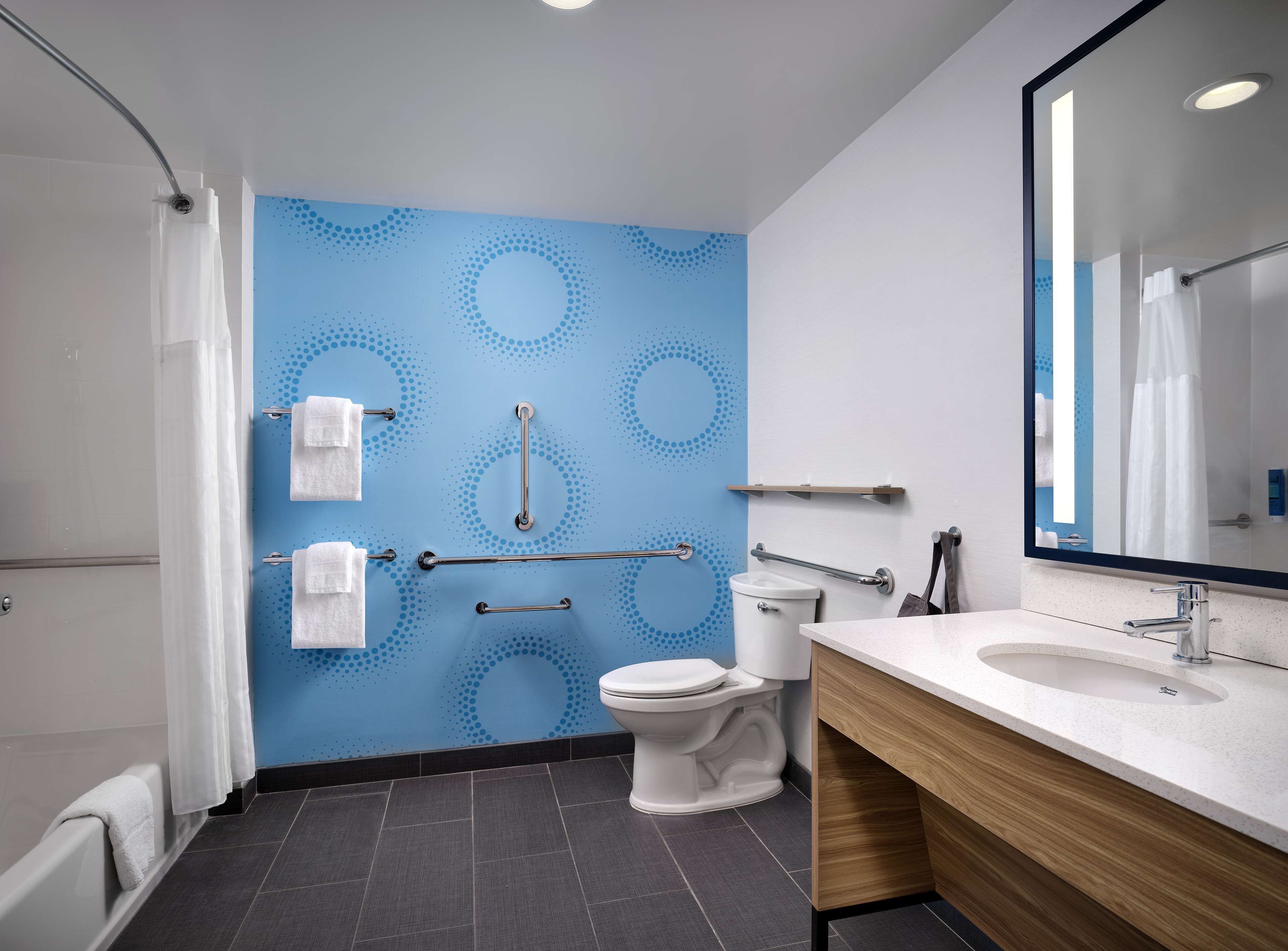 combined shower/bathtub, towels