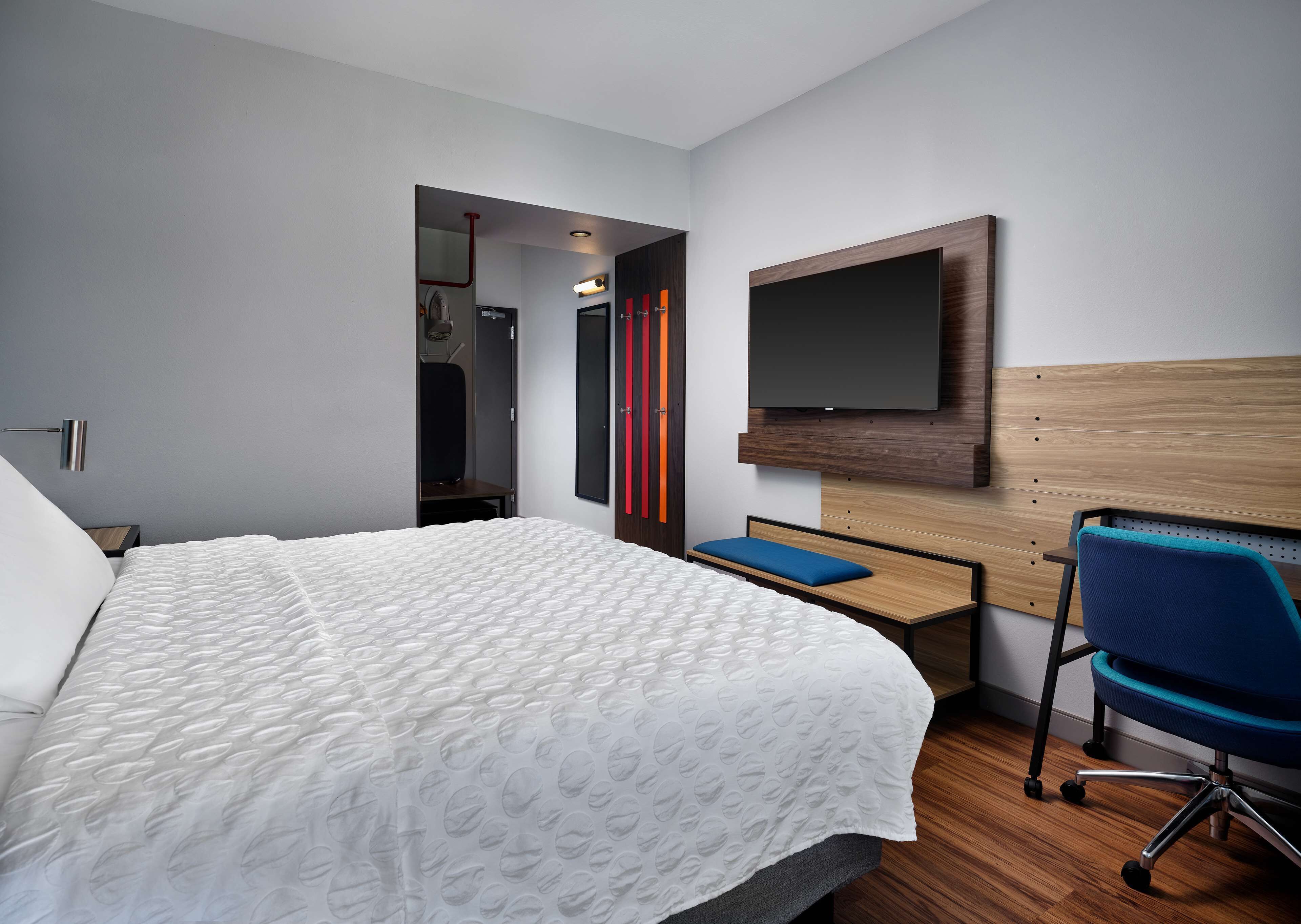 desk, laptop workspace, free wifi, bed sheets