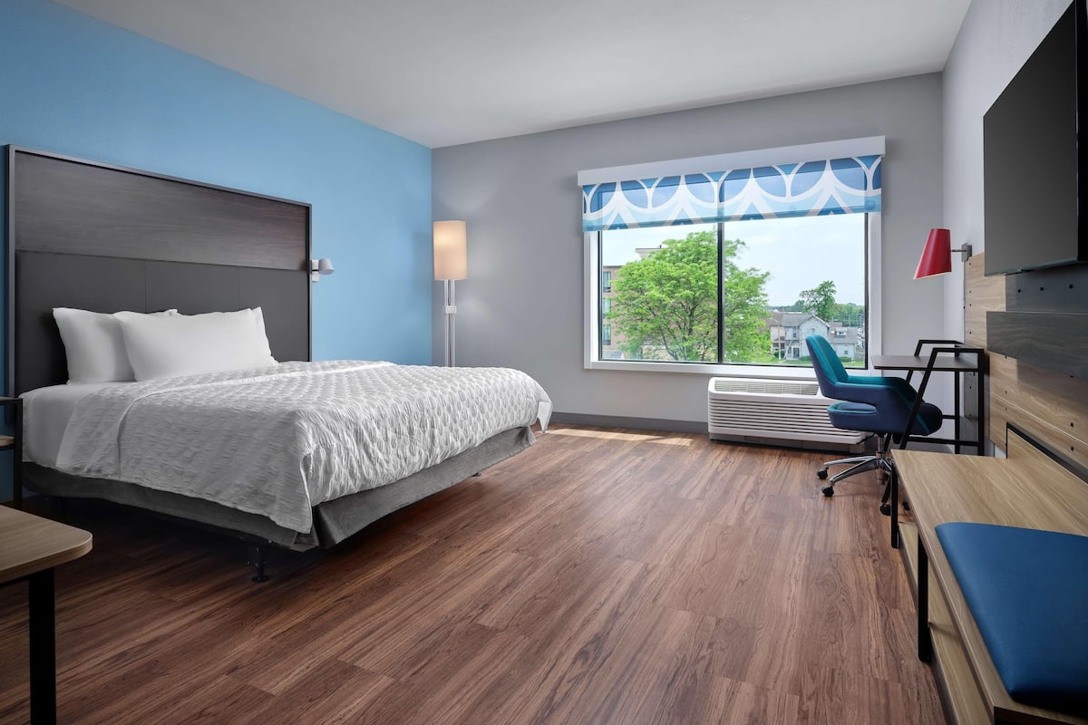 Desk, laptop workspace, WiFi (free), bed sheets