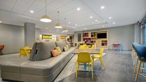 Un interior moderno con una zona de estar, una barra y una estación de café.