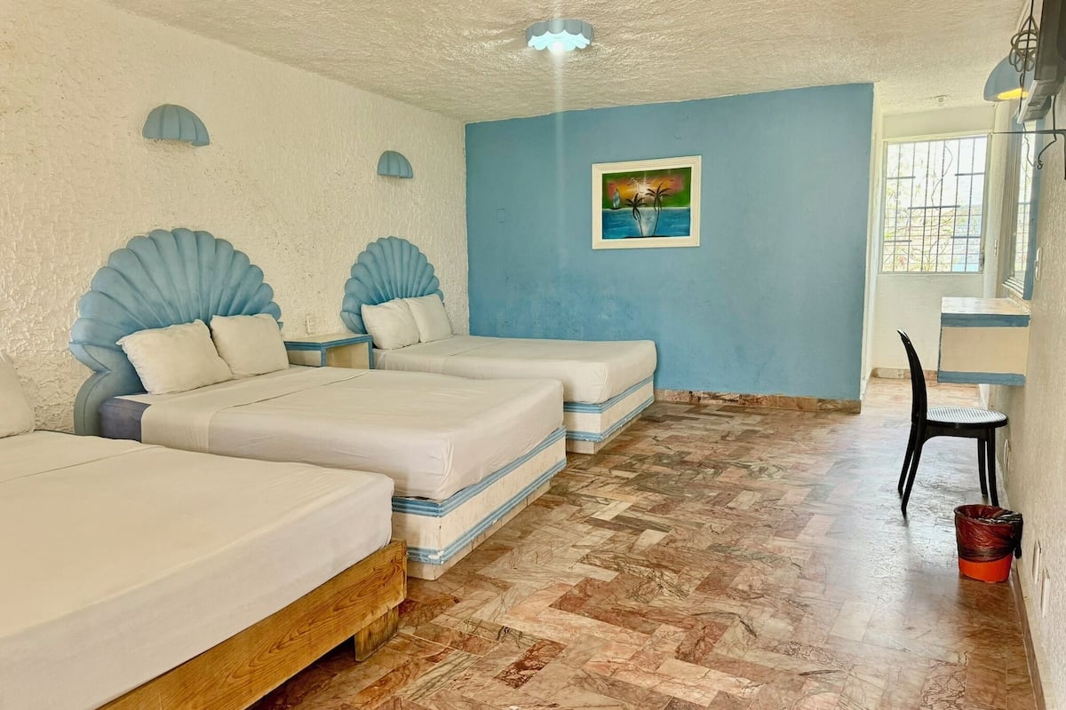 Family Room | Desk, iron/ironing board (on request), WiFi (free), bed sheets