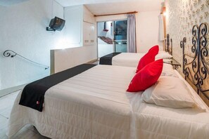 Een bureau, een strijkplank/strijkijzer, gratis wifi, beddengoed