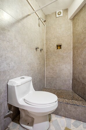Standard Room, 2 Double Beds | Bathroom | Shower, towels, soap - Capital O Pacific Paradise, Acapulco (Acapulco)