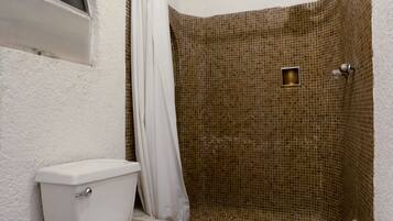 Suíte conforto | Banheiro | Chuveiro, toalhas de banho, sabonete