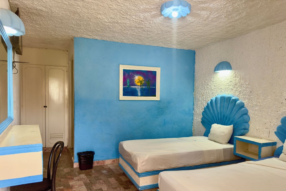 Habitación estándar, 2 camas matrimoniales | 1 habitación, escritorio, tabla de planchar con plancha y wifi gratis