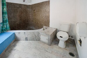 Habitación familiar | Baño | Regadera, toallas, jabón 