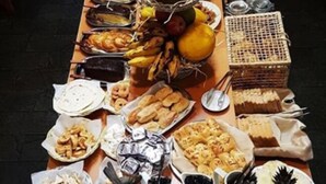 A buffet table with various food items including fruits, vegetables, and pastries. - Hotel São Paulo (Nova Friburgo)