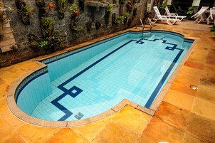 Televisión LCD, futbolito, libros