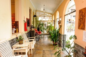 Televisión LCD, futbolito, libros