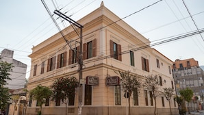 A building with a classic architectural style, featuring a symmetrical facade with evenly spaced windows and a central entrance. - Hotel São Paulo (Nova Friburgo)