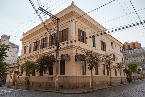 A building with a classic architectural style, featuring a symmetrical facade with evenly spaced windows and a central entrance. - Hotel São Paulo (Nova Friburgo)