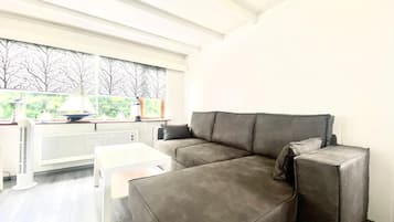 Een televisie en een stereo