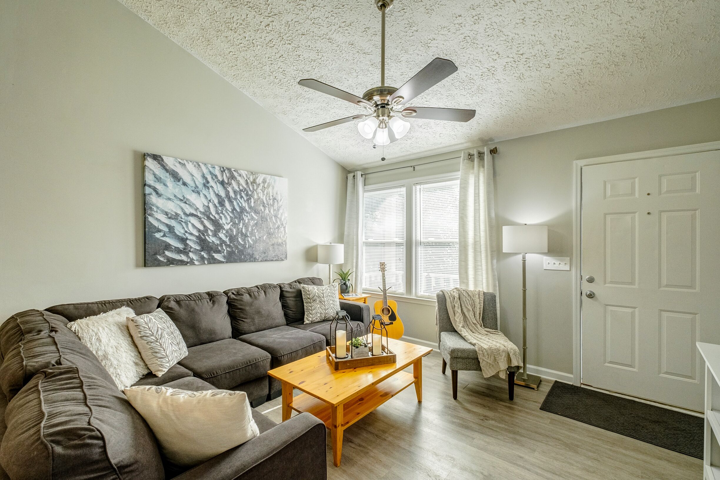 NashVegas Getaway! Lit Tiered Deck, Open Concept, Across from the Lake
