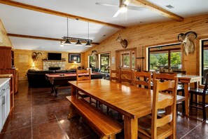 Games room - Miracle Springs Ranch Lodge (Leakey)