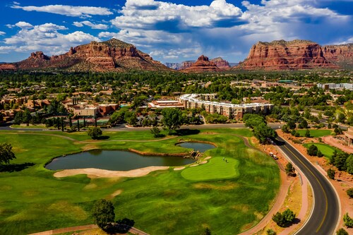 Sedona Village Golf Retreat: Luxurious 3BR home with stunning Red Rock views.
