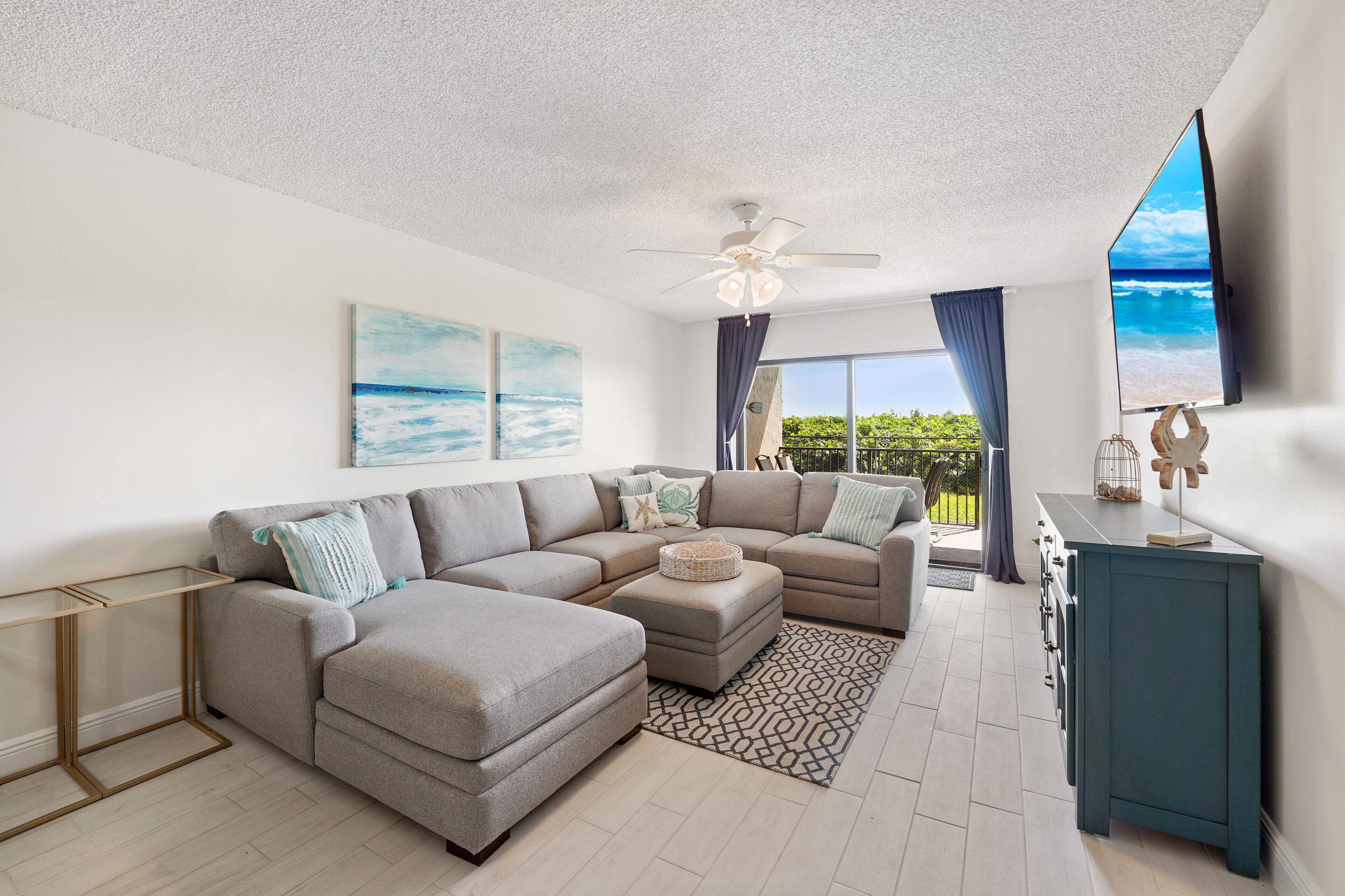 Beachfront Bliss: 2/2 1st floor, wake up to sunrise and the sound of the ocean