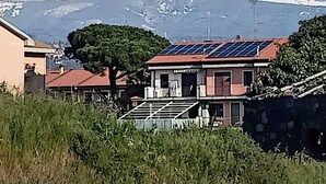 A building with solar panels on the roof, a clear sky, and a snow-capped mountain in the background. - La Quintecita villa with private pool -near Catania and Etna (San Giovanni La Punta)