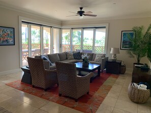 Una Smart TV, un reproductor estéreo