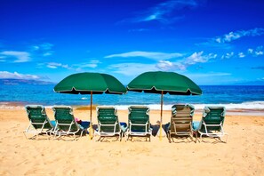 En la playa, camastros y toallas de playa