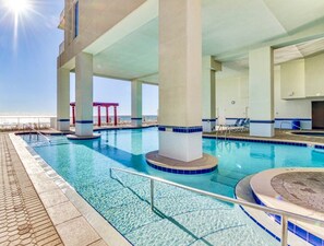 Innendørsbasseng og utendørsbasseng