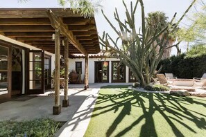 Terrace/patio - Luxury Rustic Desert Hacienda - Privacy, Views, Salt-water Pool & Spa (Palm Springs)