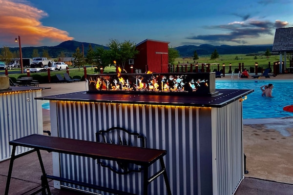 Hồ bơi ngoài trời phục vụ theo mùa