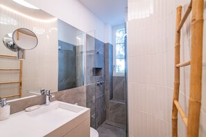 Een haardroger, handdoeken, toiletpapier