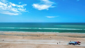 Beach - Direct oceanfront corner penthouse with a huge wrap-around balcony and heated pool (New Smyrna Beach)