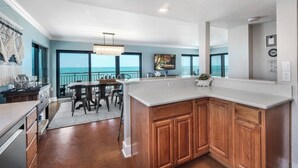 Private kitchen - Direct oceanfront corner penthouse with a huge wrap-around balcony and heated pool (New Smyrna Beach)