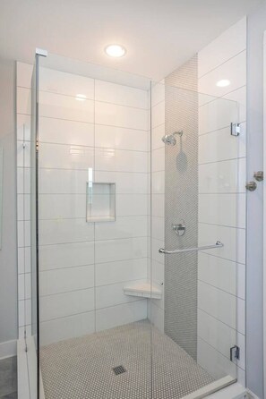 Haartrockner, Handtücher, Seife, Toilettenpapier