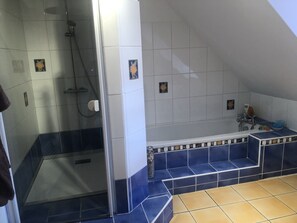 Toallas y papel de baño 