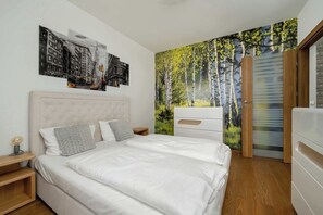 2 bedrooms, desk, iron/ironing board, WiFi