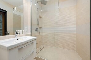 Shower, free toiletries, towels