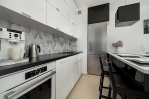 Frigorífico, horno, placa de cocina y lavavajillas