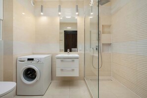 Ducha, artículos de tocador gratuitos, toallas, shampoo