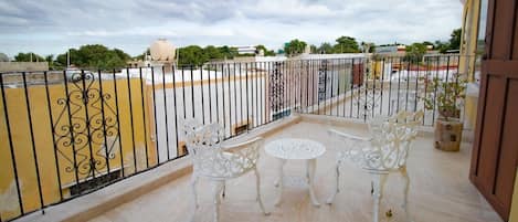 Habitación Confort doble, varias camas, balcón | Terraza o patio