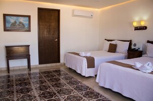 Espacio para trabajar con laptop, wifi gratis y ropa de cama
